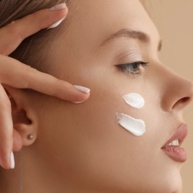 Adapalene Là Gì? Công Dụng, Cách Dùng Và Lưu Ý Khi Trị Mụn