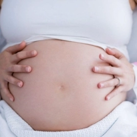 Bà Bầu Dư Ối Nên Kiêng Gì? Chế Độ Ăn Uống Và Sinh Hoạt