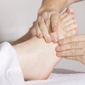 Bà Bầu Xuống Máu Chân Là Dấu Hiệu Gì? Bao Lâu Thì Sinh?