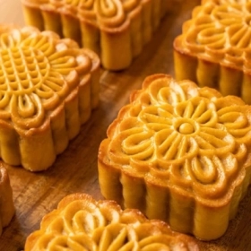 Bánh Trung Thu Bao Nhiêu Calo? Ăn Nhiều Có Tăng Cân Không?