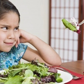 Bé Không Chịu Ăn Rau Phải Làm Sao? 5 Mẹo Trị Lười Ăn Rau Siêu Tốc