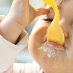Bé Mấy Tháng Ăn Được Váng Sữa? Thời Điểm Và Cách Cho Bé Ăn Đúng