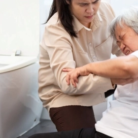 Bệnh teo đa hệ thống: Dấu hiệu, nguyên nhân và điều trị