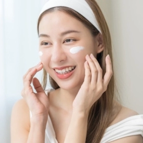 Bôi Vitamin E Lên Mặt Có Tốt Không? Lợi Ích Và Tác Hại Cần Biết