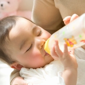 Cách Cho Con Bú Bình Đúng Cách Giúp Hạn Chế Sặc Và Đầy Hơi