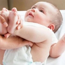 Cách Đóng Bỉm Cho Trẻ Sơ Sinh Chưa Rụng Rốn Đúng Cách