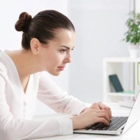 Cách Ngồi Đúng Tư Thế Để Bảo Vệ Cột Sống Khi Làm Việc Máy Tính