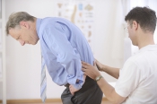 Mách Bạn: Cách trị đau lưng tại nhà đơn giản không cần thuốc Mách Bạn: Cách trị đau lưng tại nhà đơn giản không cần thuốc