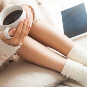 Chân Tay Lạnh: Nguyên Nhân, Dấu Hiệu Cảnh Báo và Cách Cải Thiện