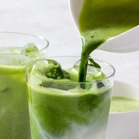 Cho con bú uống matcha latte được không? Mẹ sau sinh cần biết