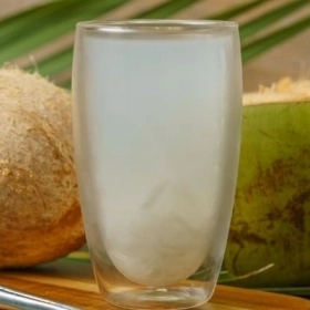 Cho con bú uống nước dừa được không? Lợi ích và lưu ý