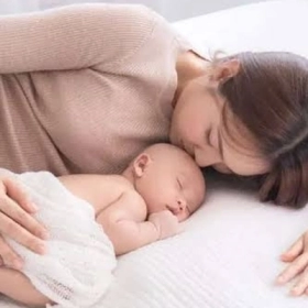 Có Nên Đánh Thức Bé Dậy Để Bú Không? Khi Nào Cần Và Khi Nào Không?