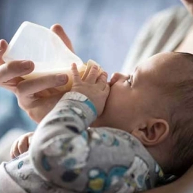 Dấu Hiệu Trẻ Sặc Sữa Vào Phổi Mà Phụ Huynh Thường Bỏ Qua