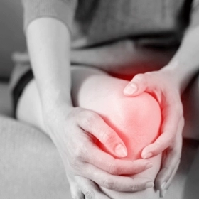 Đau Khớp Về Đêm Là Dấu Hiệu Bệnh Gì? Nguyên Nhân Và Cách Giảm Đau