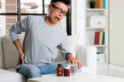 Đau lưng không cúi được: Nguyên nhân và cách phòng tránh Đau lưng không cúi được: Nguyên nhân và cách phòng tránh