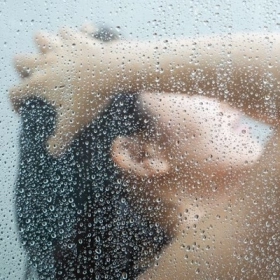 Mẹ sau sinh bao lâu thì được đụng nước lạnh?