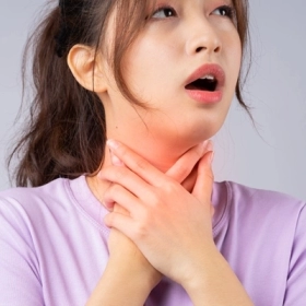 Ngứa Cổ Họng Có Phải COVID Không? Dấu Hiệu Phân Biệt