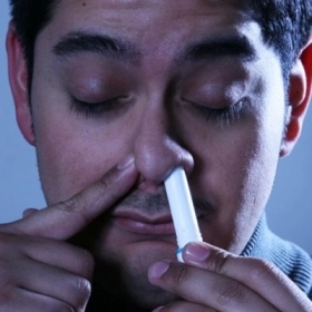 Ống Hít Mũi: Khi Nào Nên Dùng? Dùng Sai Cách "Lợi Bất Cập Hại"