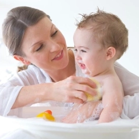 Trẻ Bị Viêm Phổi Có Được Tắm Không? Hướng Dẫn Chăm Sóc Đúng Cách