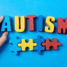 Trẻ Tự Kỷ Có Đi Học Trường Bình Thường Được Không?