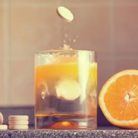 Triệu Chứng Thừa Vitamin C: Dấu Hiệu Cảnh Báo Bạn Đang Uống Quá Liều