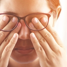 Vì Sao Càng Dụi Mắt Càng Ngứa? Sự Thật Đằng Sau “Vòng Lặp Ngứa - Dụi”