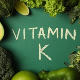 Vitamin K Là Gì? Vai Trò, Nhu Cầu Hằng Ngày Và Cách Bổ Sung Đúng Vitamin K Là Gì? Vai Trò, Nhu Cầu Hằng Ngày Và Cách Bổ Sung Đúng